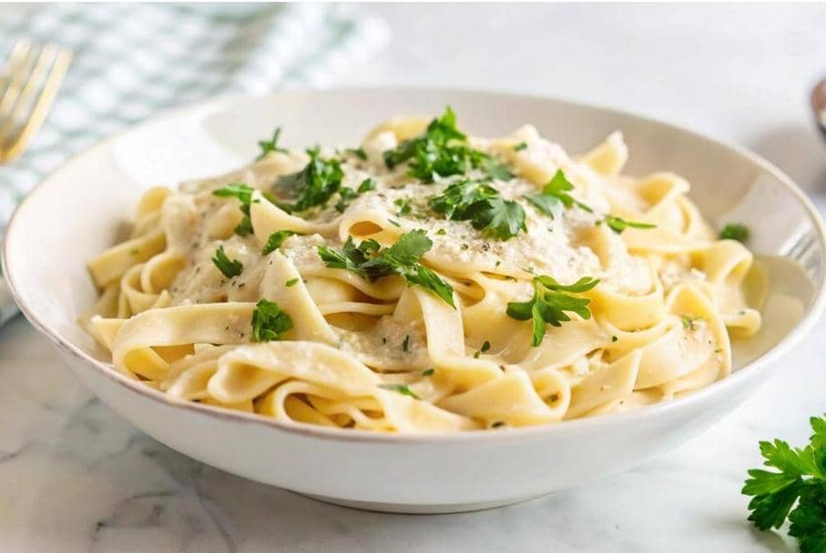 Ilustrasi hidangan fettuccine, pasta berbentuk pita lebar yang disajikan sebagai menu makanan khas Italia.