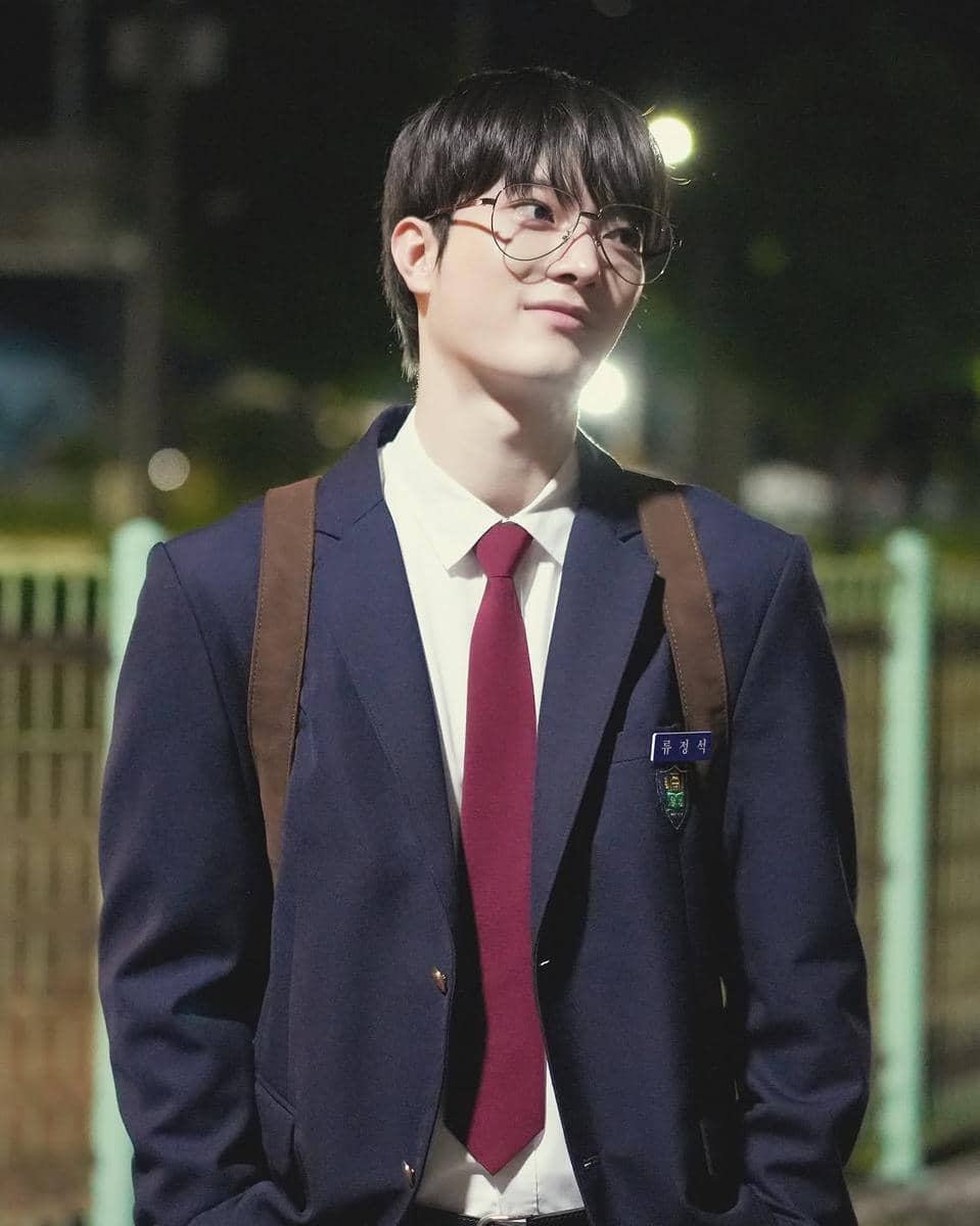 Jang Se Hyuk berada di balik layar drama Love, Take Two dalam potret yang dibagikan akun Instagram Secret Entertainment.