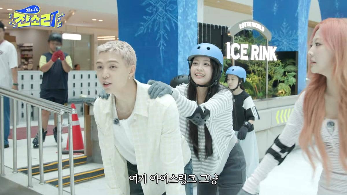 Carmen Hearts2Hearts bermain ice skating bersama Johnny NCT 127 di arena es dalam tayangan YouTube.