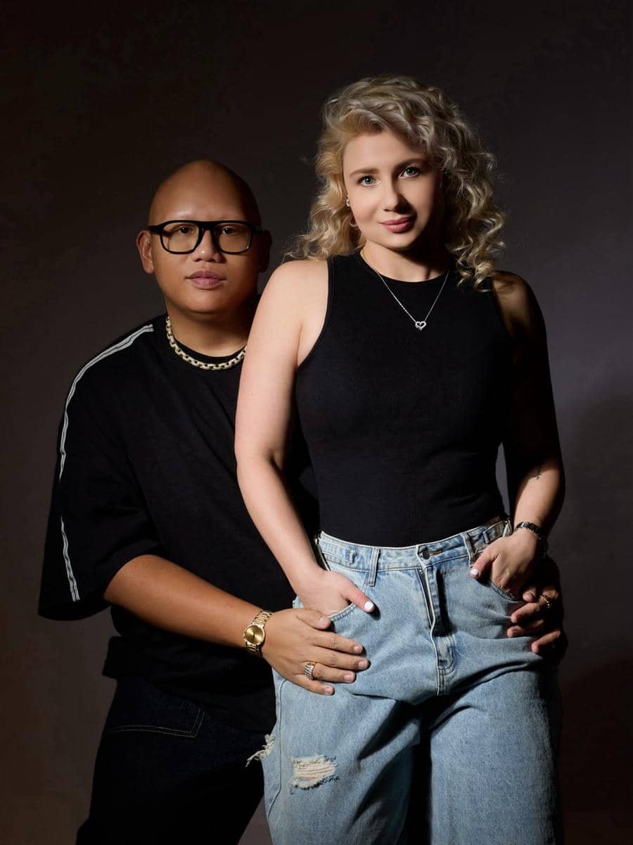 Jacob Batalon dan Veronica Leahov berpose bersama sambil tersenyum dalam potret yang diunggah melalui Instagram.