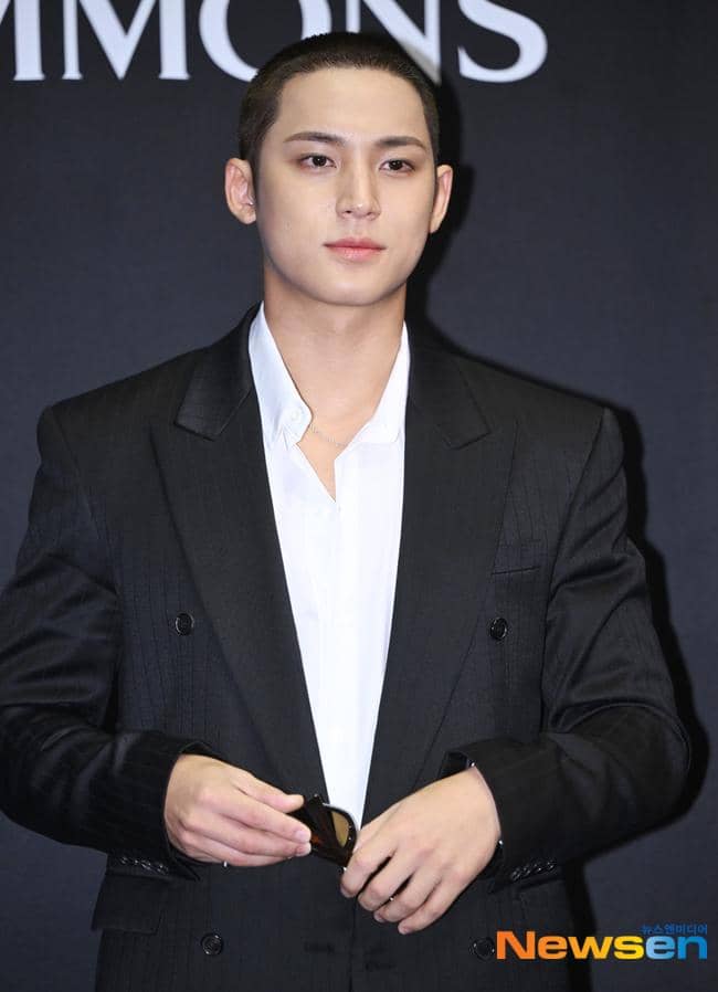 Mingyu SEVENTEEN dengan rambut cepak di event SIMMONS (dok. Newsen)