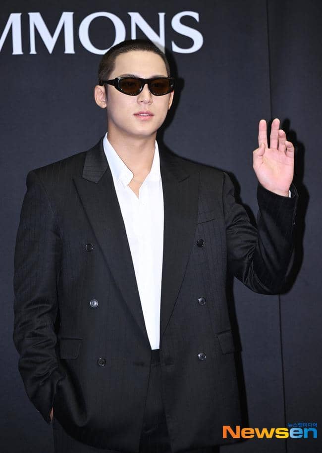 Mingyu SEVENTEEN dengan rambut cepak di event SIMMONS (dok. Newsen)