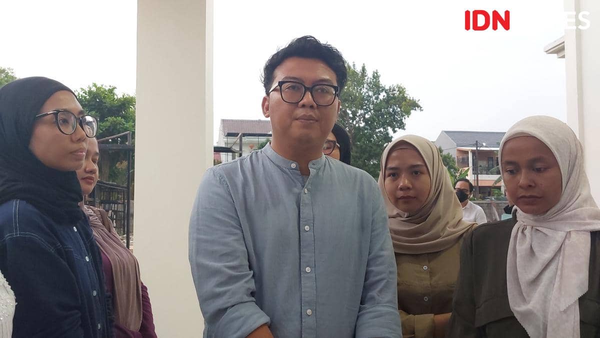Sejumlah orang duduk dalam audiensi antara orangtua siswa, Yayasan SDIP Pamulang, dan Gubernur Banten Andra Soni.