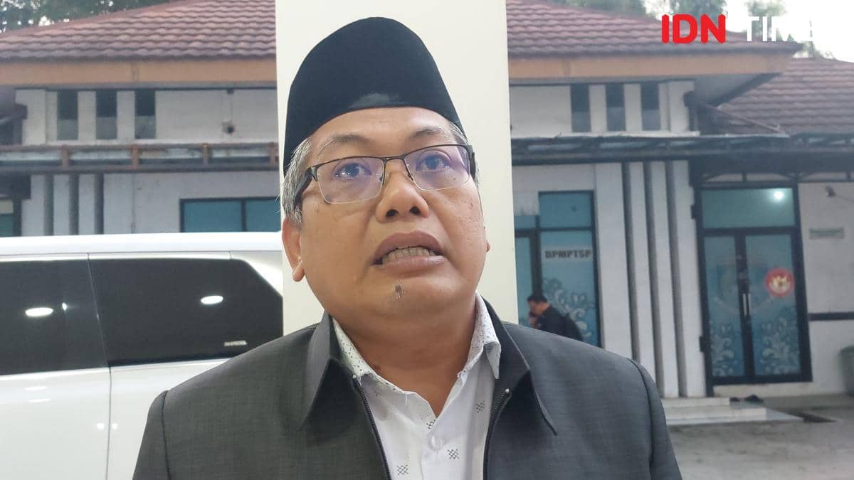 Potret Ketua Yayasan Syarif Hidayatullah Jakarta, Ilham Aufa, dalam sesi wawancara di sebuah ruangan.