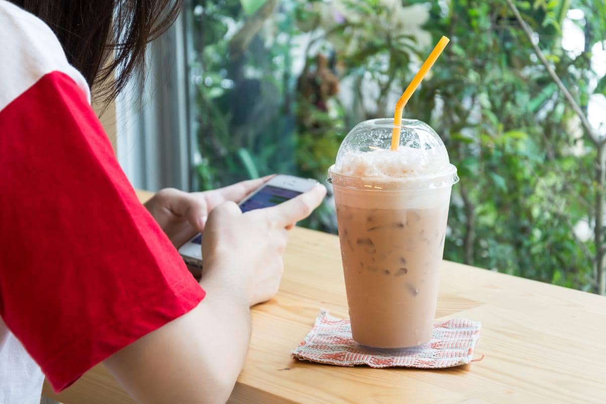 ilustrasi hojicha roasted milk tea
