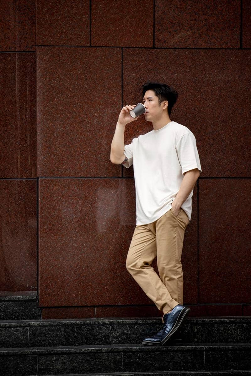 Kaos oversize dan celana chino