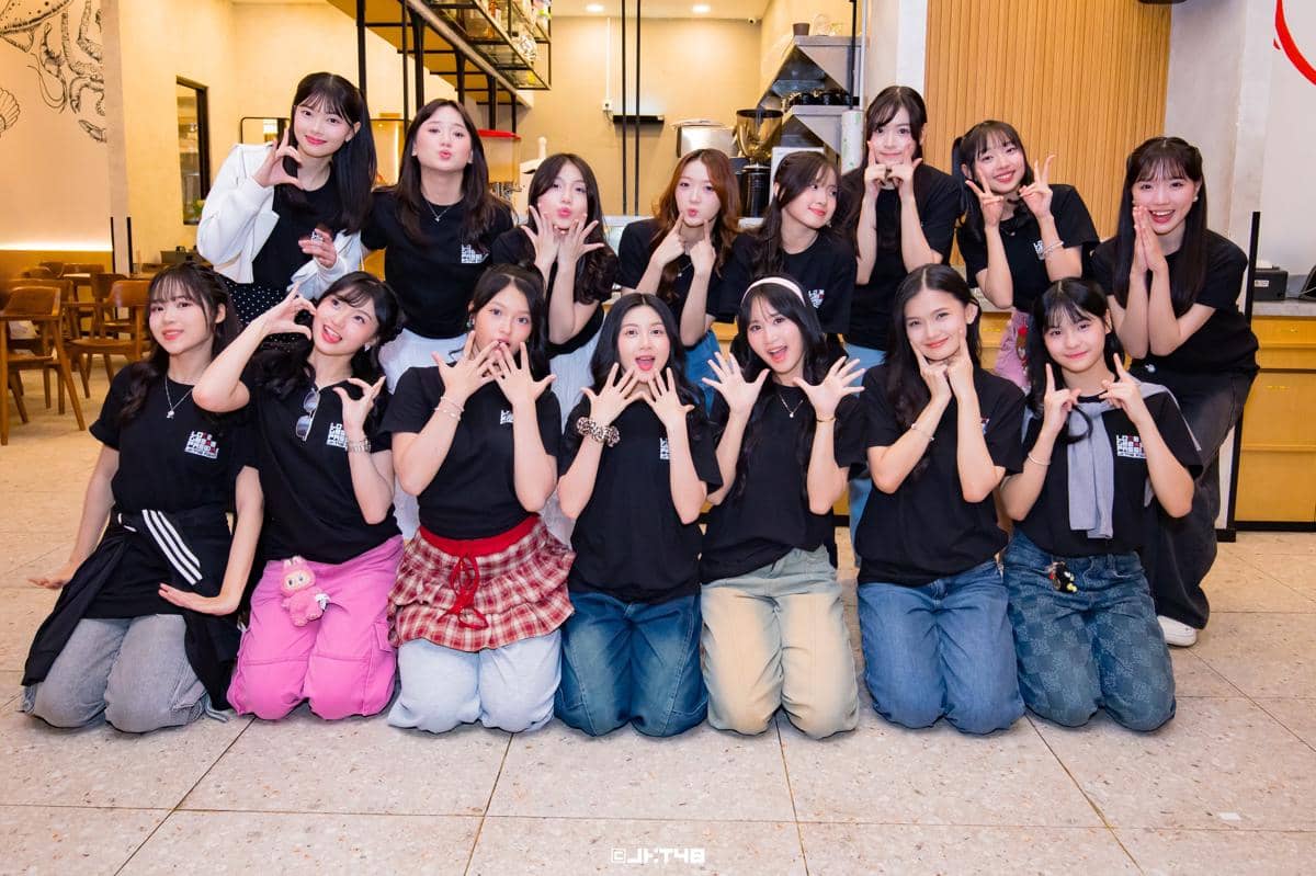 Potret JKT48 yang dibagikan melalui akun resmi grup di platform X, menampilkan para anggota dalam satu bingkai.