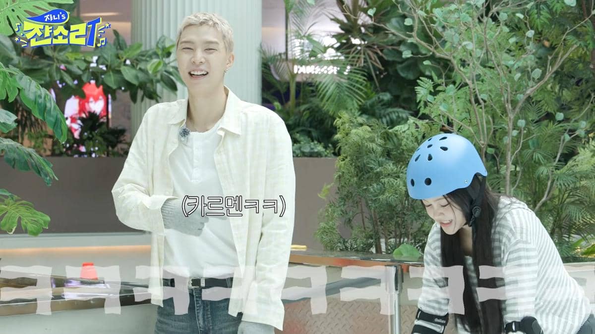 Carmen Hearts2Hearts dan Johnny NCT 127 bersama di arena seluncur es saat syuting konten YouTube.