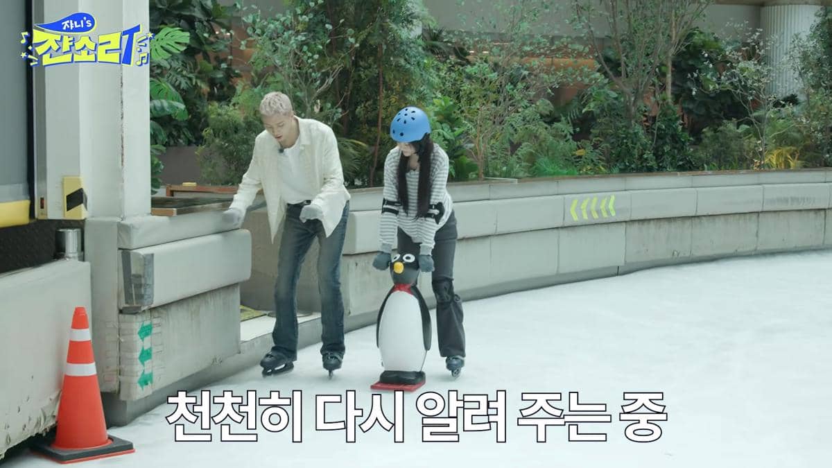 Carmen dari Hearts2Hearts bermain seluncur es bersama Johnny dari NCT 127 dalam tayangan YouTube 쟌소리.