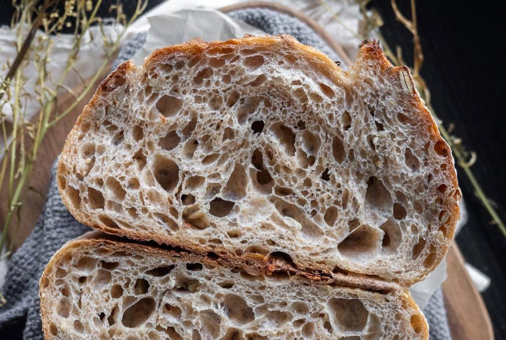 ilustrasi roti sourdough ketika dibelah