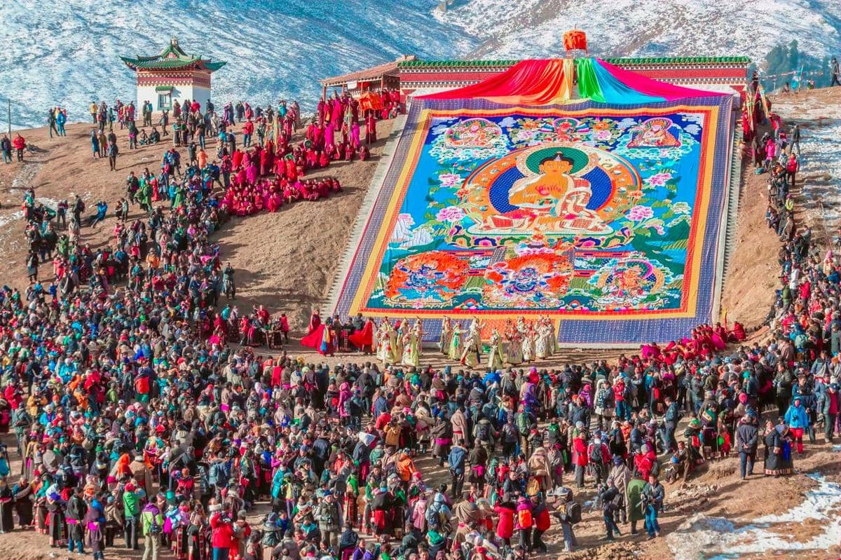 ilustrasi aktivitas keagamaan di pegunungan Tibet