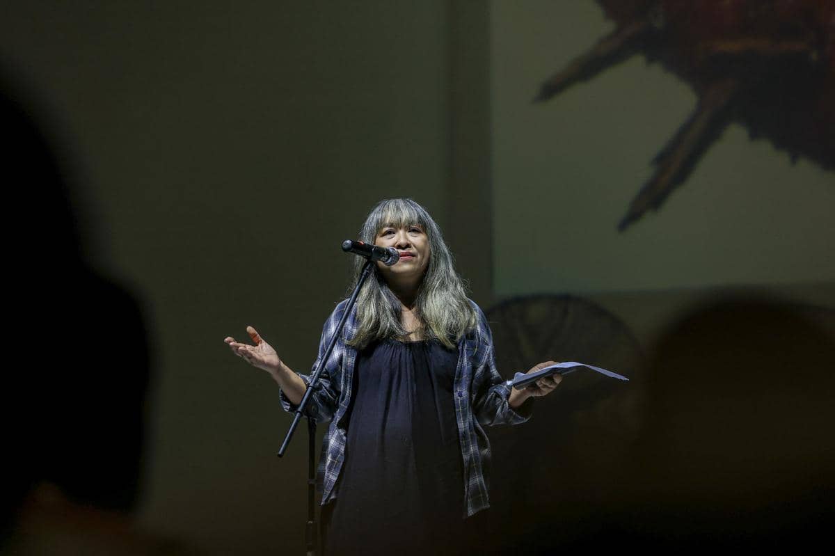 Farah Wardani, kurator ARTJOG 2026, menyampaikan sambutan pada seremoni penutupan ARTJOG 2026 di hadapan audiens.