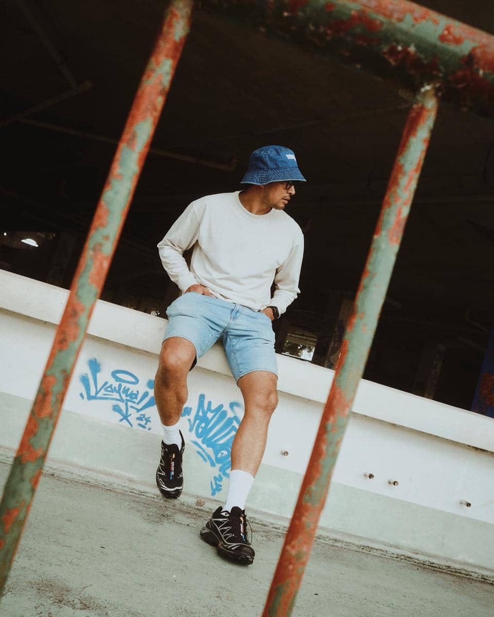 Great Warintorn mengenakan outfit kasual dengan sneakers sebagai inspirasi OOTD pria sehari-hari yang stylish.