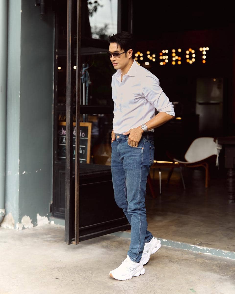 Great Warintorn mengenakan paduan busana kasual dengan sneakers untuk inspirasi gaya OOTD sehari-hari.