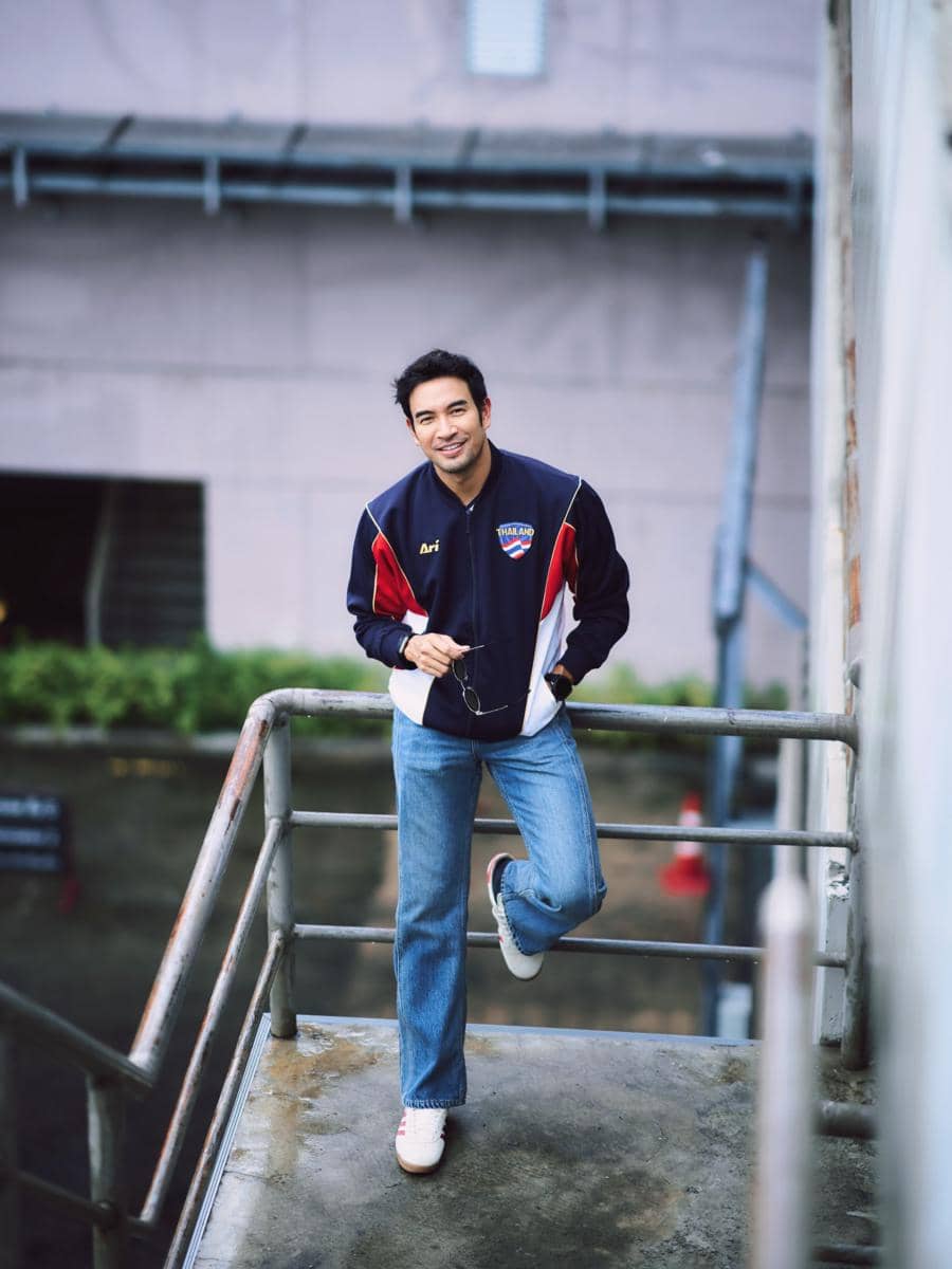 Gaya OOTD Great Warintorn dengan sneakers sebagai pelengkap tampilan kasual saat berpose untuk unggahan Instagram.