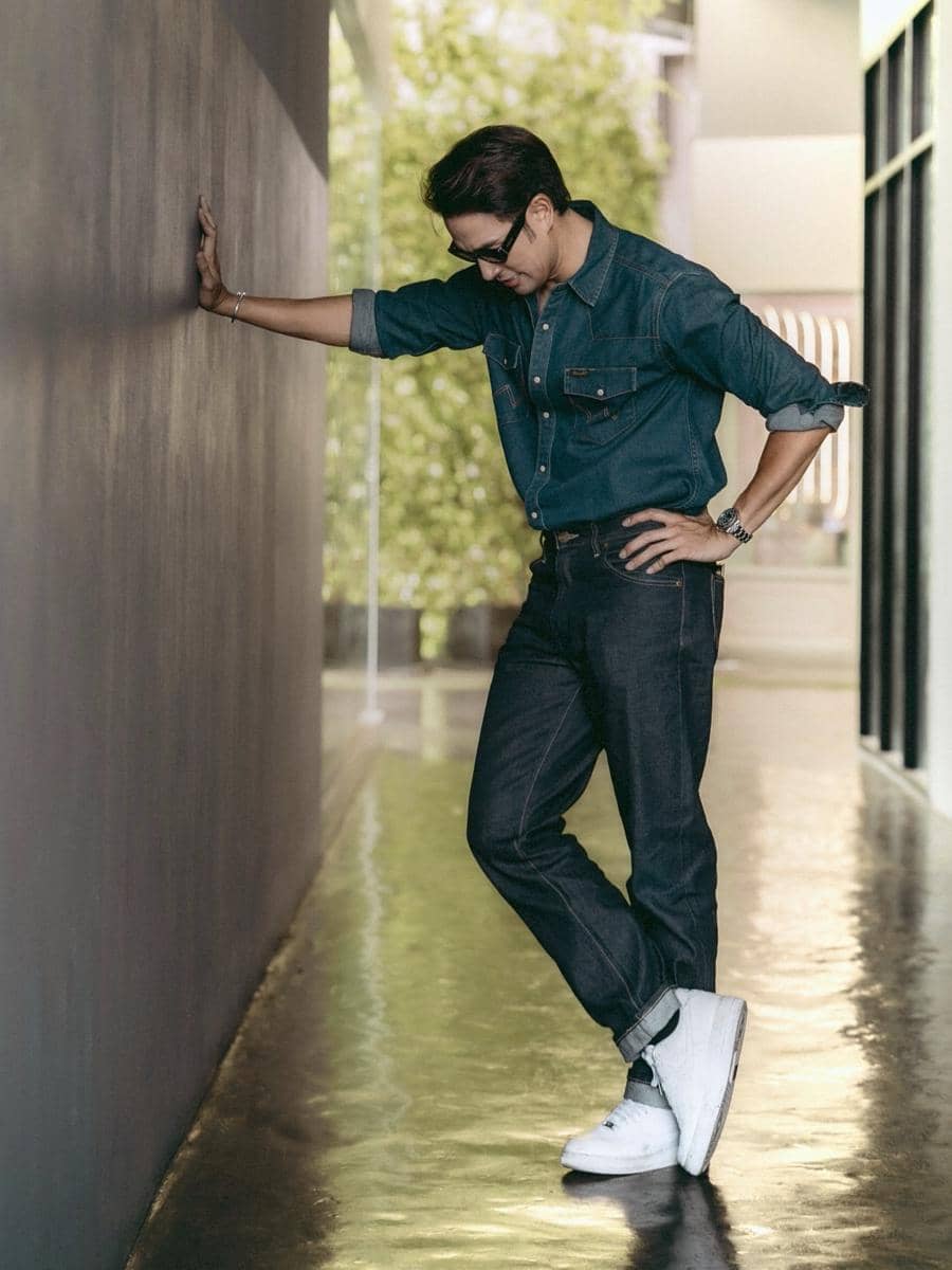 Great Warintorn mengenakan paduan busana kasual bergaya OOTD dengan sneakers sebagai pelengkap penampilan.