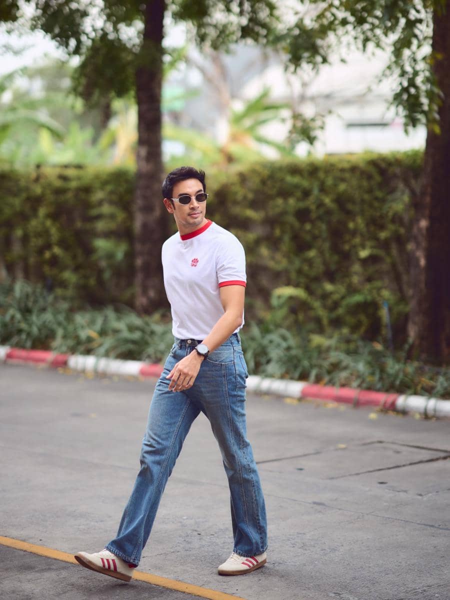 Great Warintorn mengenakan gaya OOTD kasual dengan sneakers, sesuai unggahan Instagram @great_rider10.