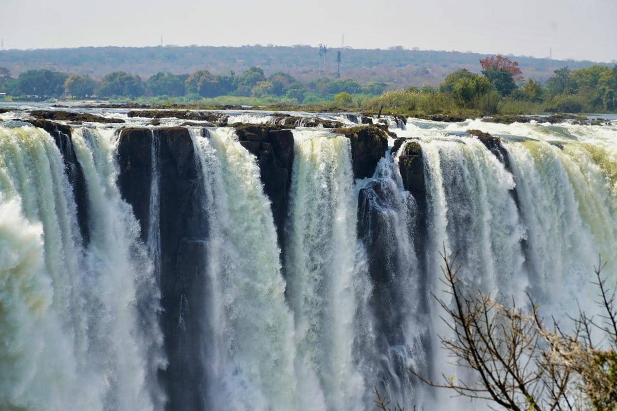 Air Terjun Victoria di Sungai Zambezi, yang terletak di perbatasan antara Zambia dan Zimbabwe.