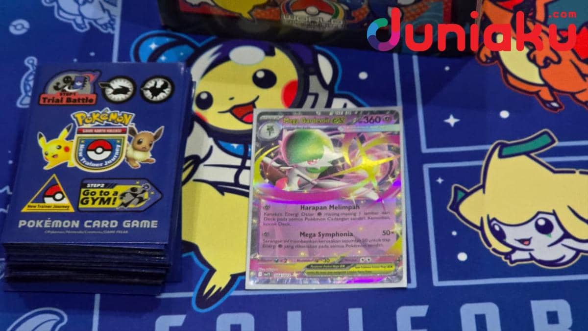 Susunan kartu Deck Taktik Mega Gardevoir ex Pokémon Trading Card Game di atas latar bernuansa ungu dan merah muda.