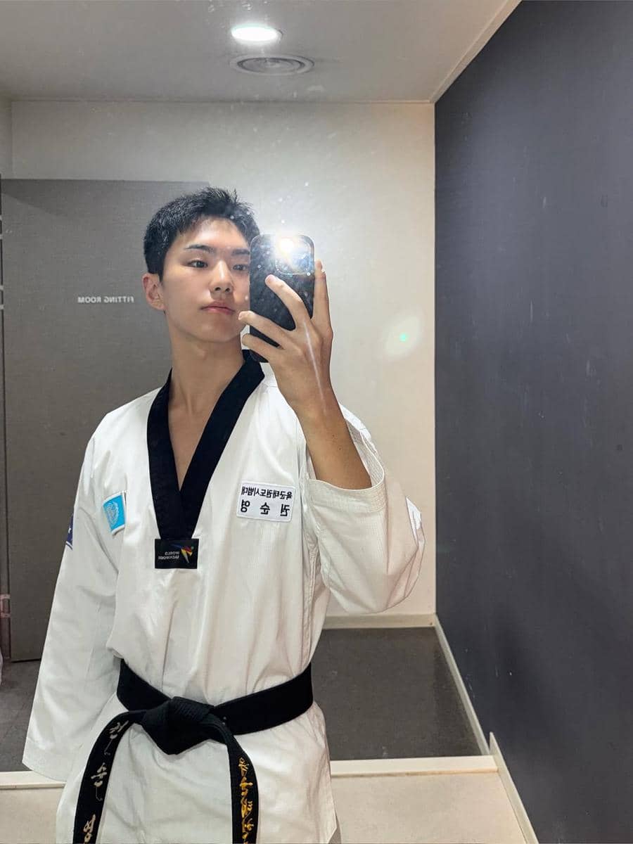 Potret Hoshi dari SEVENTEEN dengan ekspresi tenang, menatap kamera dalam unggahan Instagram pribadinya.