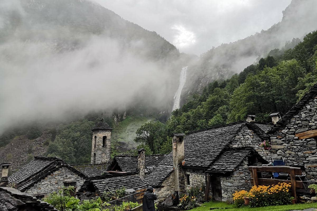 5 Fakta Menarik Foroglio, Desa Batu Swiss dengan Air Terjun Raksasa
