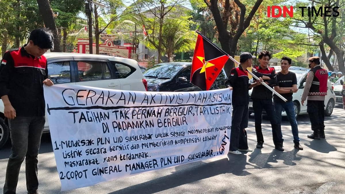 Kelompok Gerakan Aktivis Mahasiswa (GAM) Makassar menggelar unjuk rasa di depan Kantor PLN UID Sulselrabar, Kamis (3/9/1016). ID