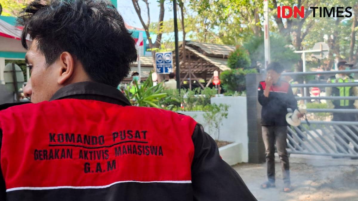Kelompok Gerakan Aktivis Mahasiswa (GAM) Makassar menggelar unjuk rasa di depan Kantor PLN UID Sulselrabar, Kamis (3/9/1016). ID