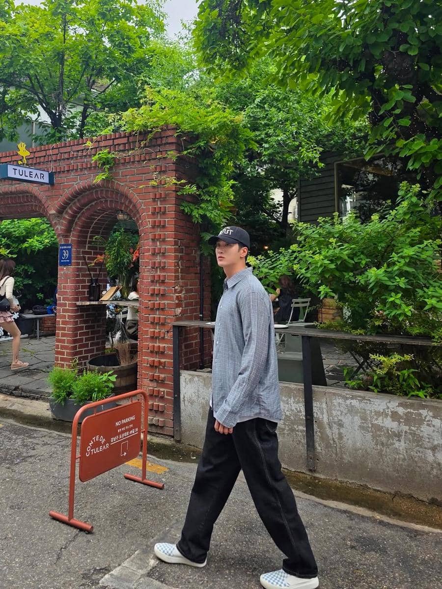 Potret Ahn Bo Hyun sebagai inspirasi OOTD yang diunggah melalui akun Instagram pribadinya untuk referensi gaya berpakaian sehari-hari.