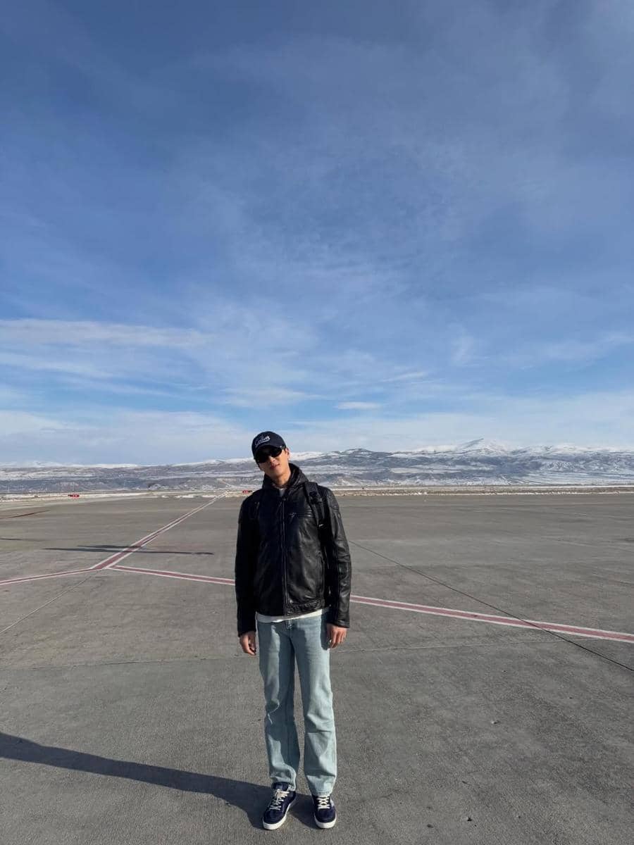 Ahn Bo Hyun tampil dengan gaya OOTD kasual sebagai inspirasi busana pria dari unggahan Instagram pribadinya.