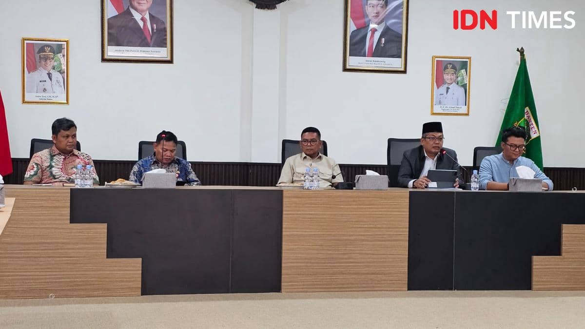 Perwakilan orangtua siswa dan Yayasan SDIP Pamulang beraudiensi dengan Gubernur Banten Andra Soni.