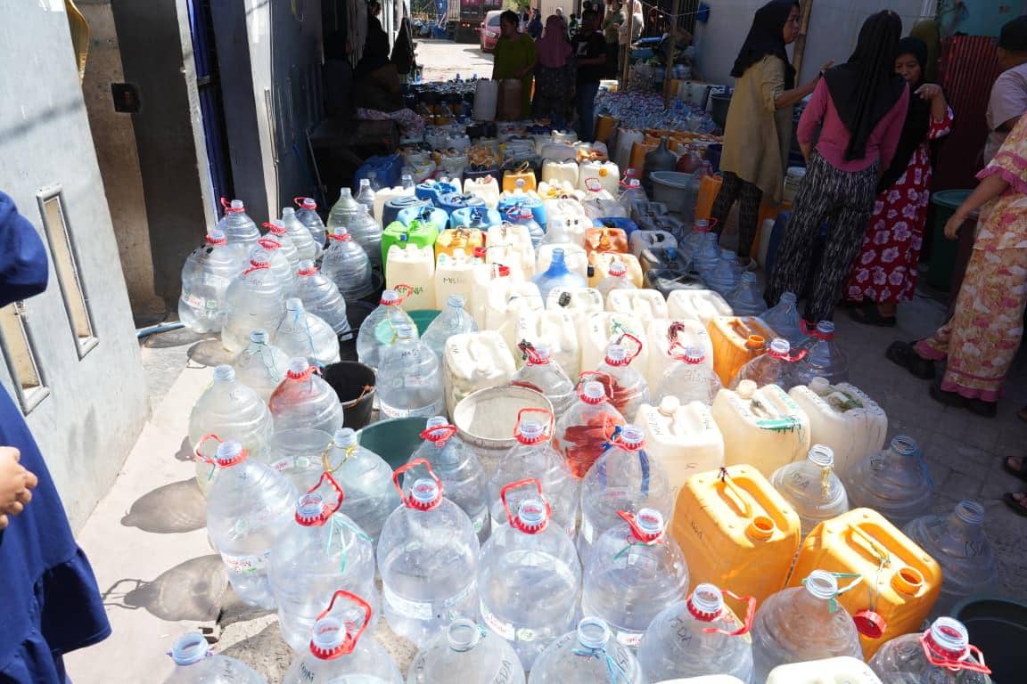 Sejumlah jeriken dan galon dibawa warga Kelurahan Rappokalling untuk menerima bantuan air bersih di Makassar.