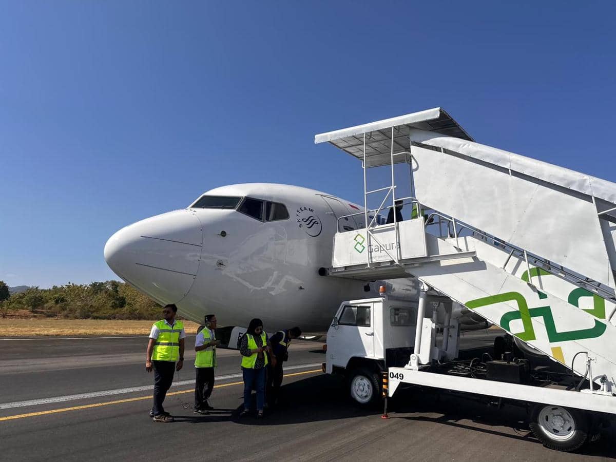 Pesawat Garuda Indonesia GA604 terparkir di Bandara Sultan Hasanuddin usai mendarat dengan ban roda utama pecah.