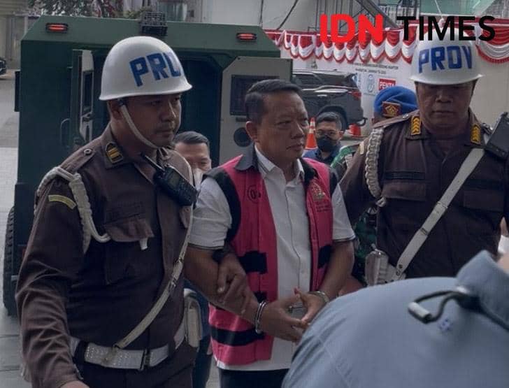 Febrie Adriansyah Tiba di Kejagung: Tangan Diborgol, Pakai Rompi Tahanan
