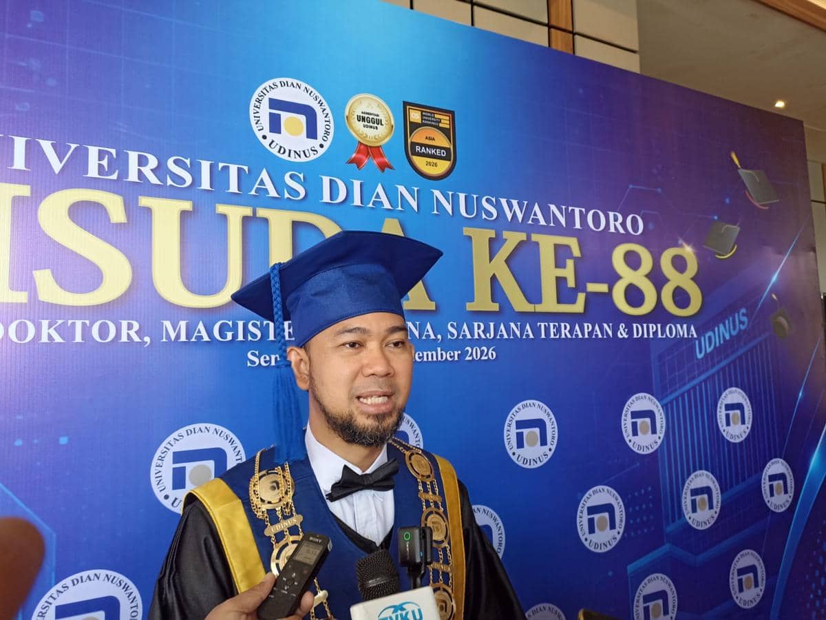 Prof Pulung Nurtantio Andono, Rektor Udinus, menjelaskan alasan pengambilalihan Polibes Salatiga dalam sesi wawancara.