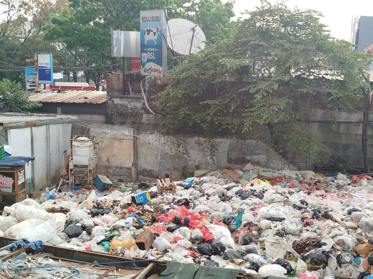 8 Bulan Tak Diangkut, Sampah Menggunung di Pasar Cihaurgeulis