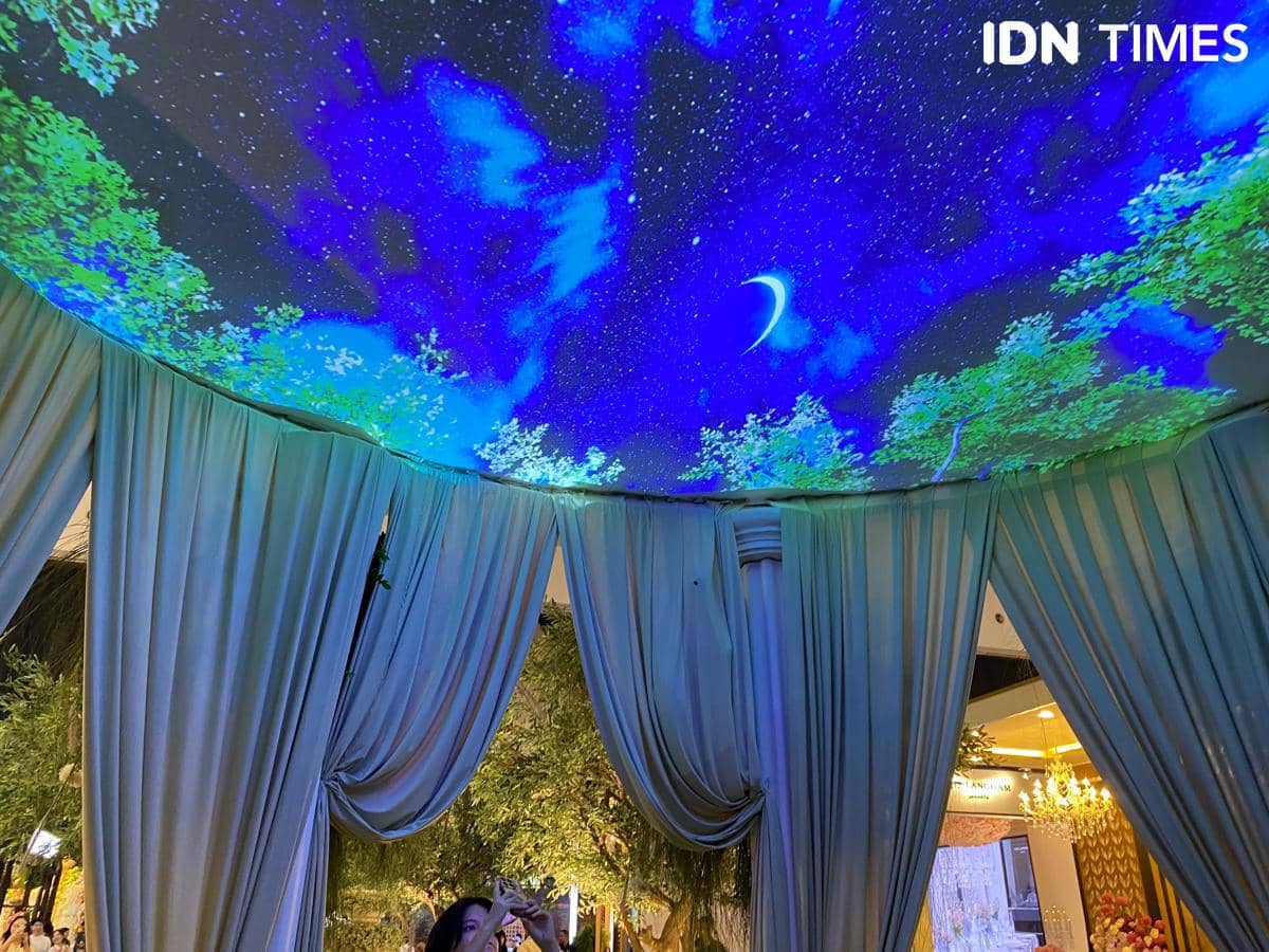 Elemen floral berwarna cerah tampil dalam instalasi digital yang memadukan seni bunga dan teknologi modern.