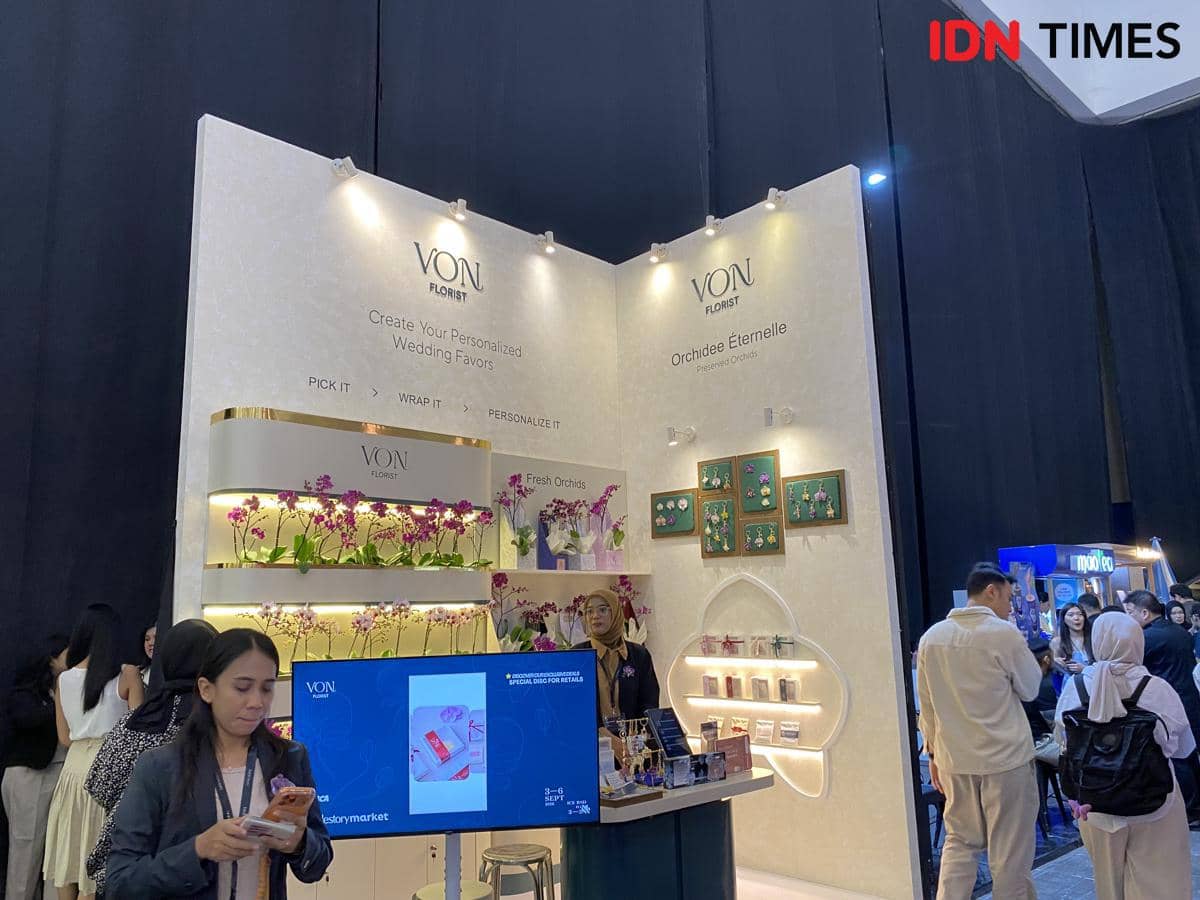 Stan florist dengan rangkaian bunga berwarna cerah di Bridestory Market pada September 2026 di area acara tersebut.