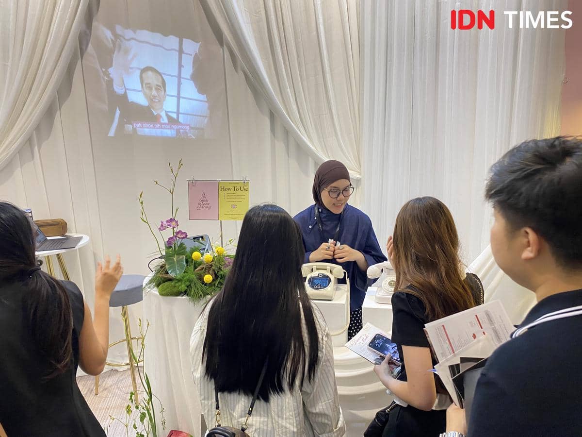 Perangkat audio guest book dari Cherished Voice yang memungkinkan tamu meninggalkan pesan melalui rekaman suara.