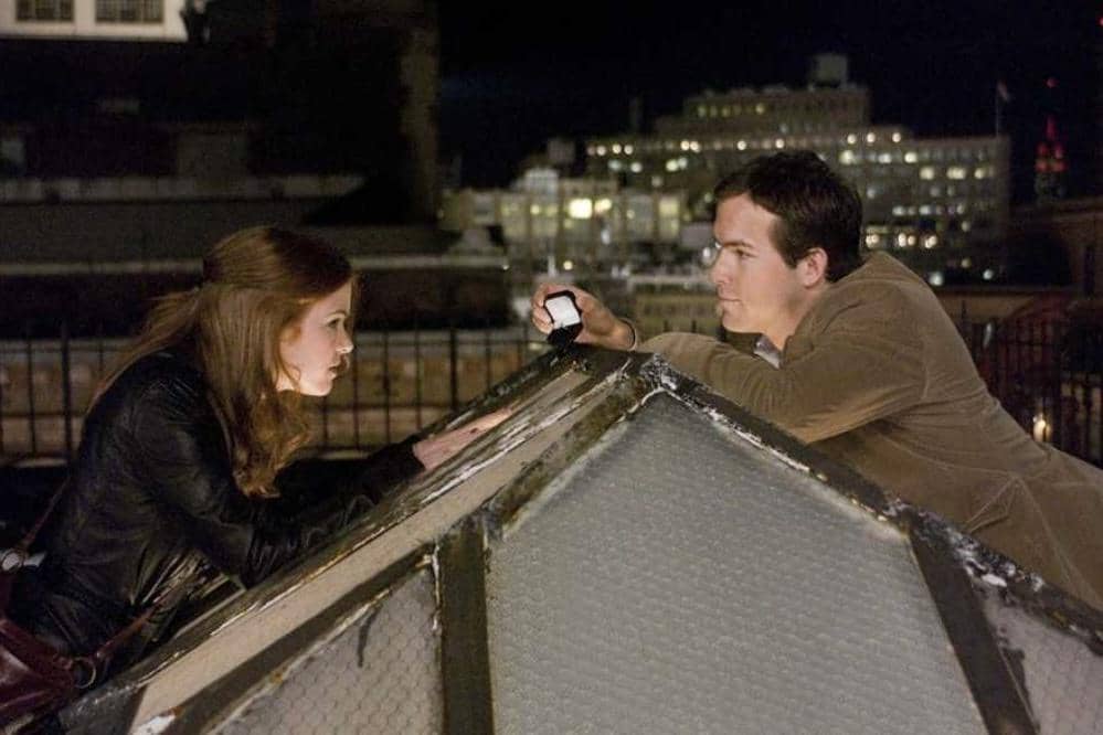 Cuplikan adegan dari film Definitely, Maybe yang digunakan sebagai materi visual dengan kredit StudioCanal.
