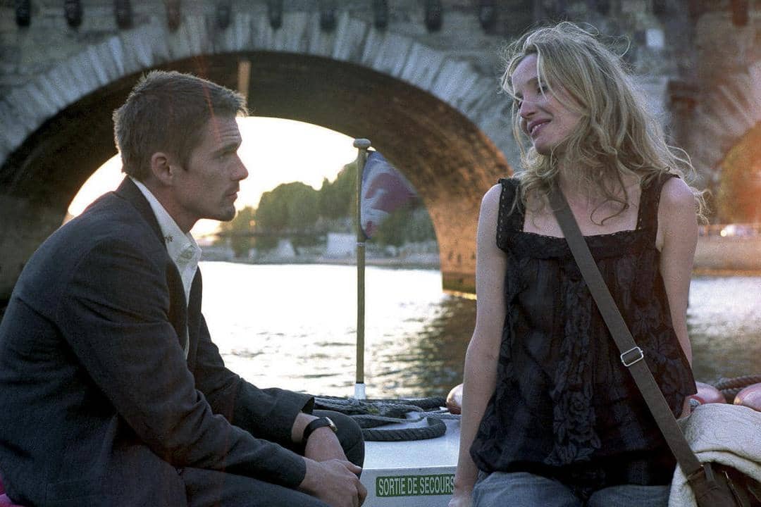 Cuplikan adegan dalam film Before Sunset produksi Castle Rock Entertainment, menampilkan salah satu momen antartokoh.