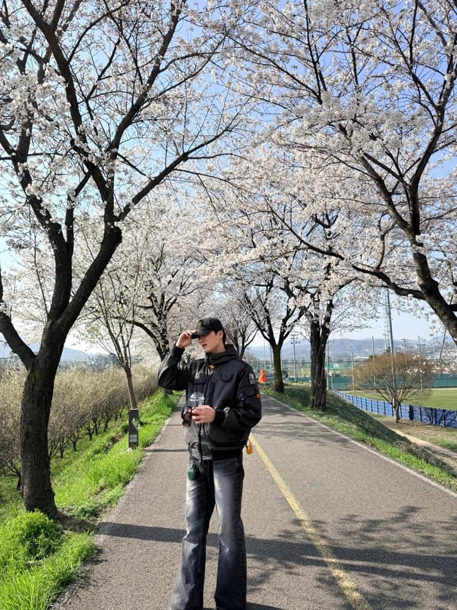 Ahn Bo Hyun berpose memperlihatkan inspirasi OOTD kasual yang rapi dalam unggahan akun Instagram pribadinya.