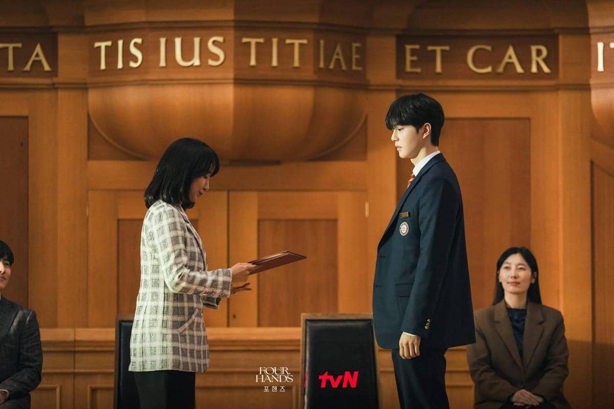 Cuplikan adegan drama Korea Four Hands, Two Sonatas dari tvN dalam materi promosi serial tersebut.