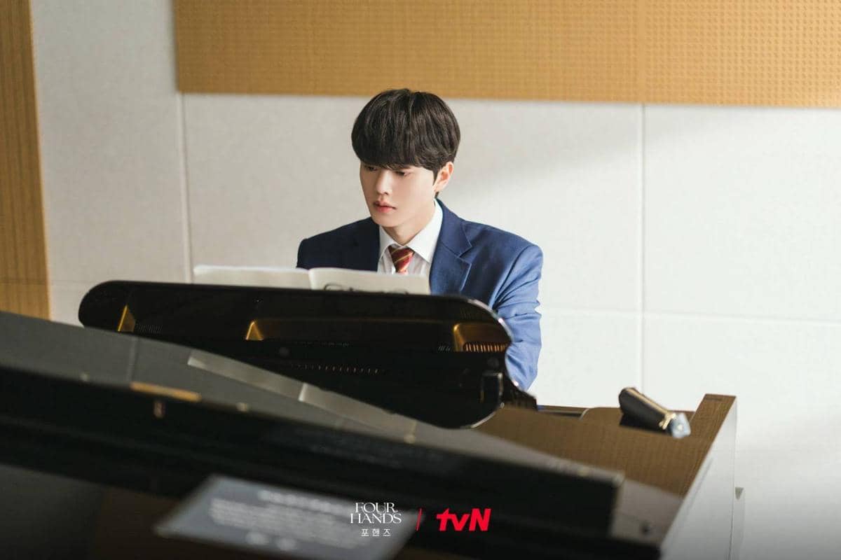 Cuplikan adegan drama Four Hands, Two Sonatas produksi tvN yang memperlihatkan momen dalam serial tersebut.