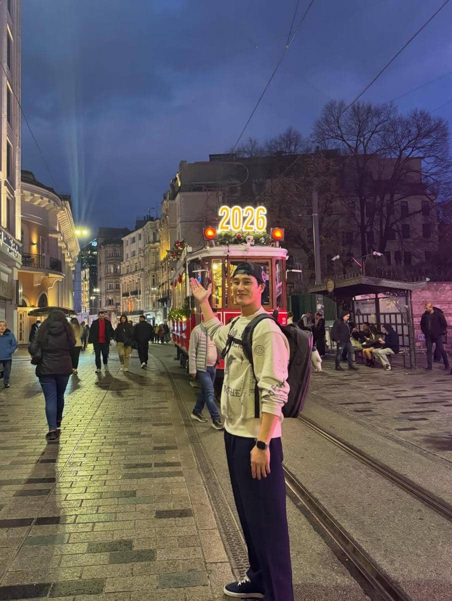 Potret Ahn Bo Hyun dengan gaya busana kasual yang dapat menjadi inspirasi OOTD pria sehari-hari.