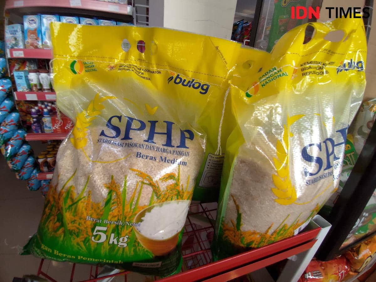 Rak beras SPHT di salah satu minimarket di Sekayu, tersedia dalam kemasan putih dengan label harga di bagian depan.