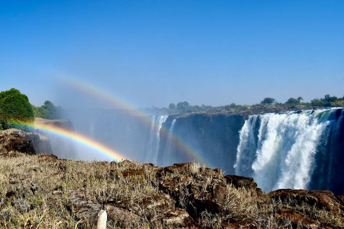 Air Terjun Victoria di Sungai Zambezi, yang terletak di perbatasan antara Zambia dan Zimbabwe.