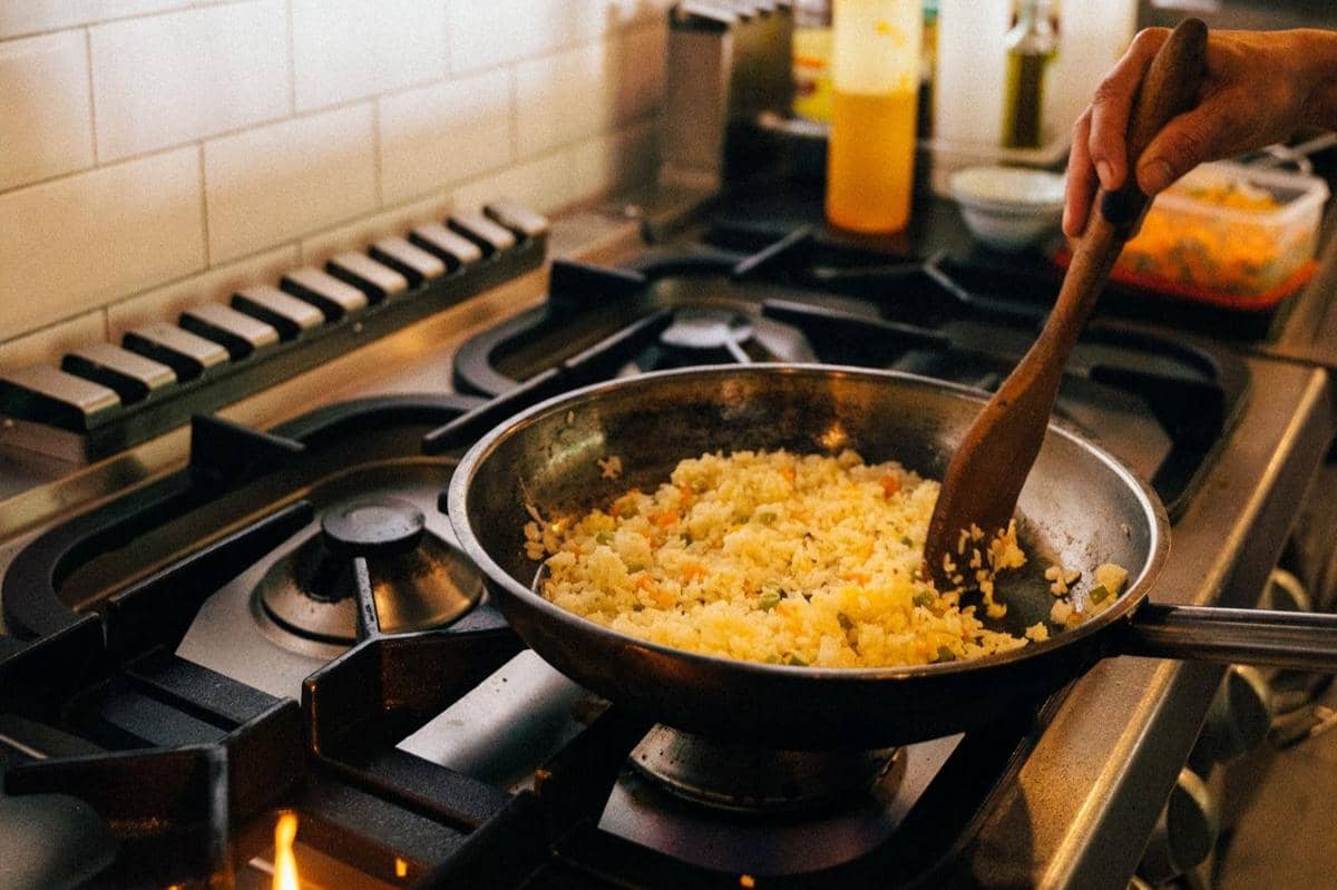 ilustrasi memasak nasi goreng