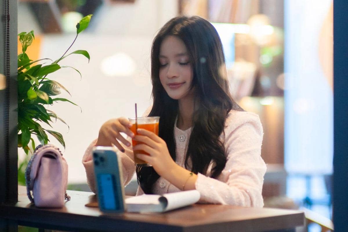 ilustrasi solo date di kafe estetik