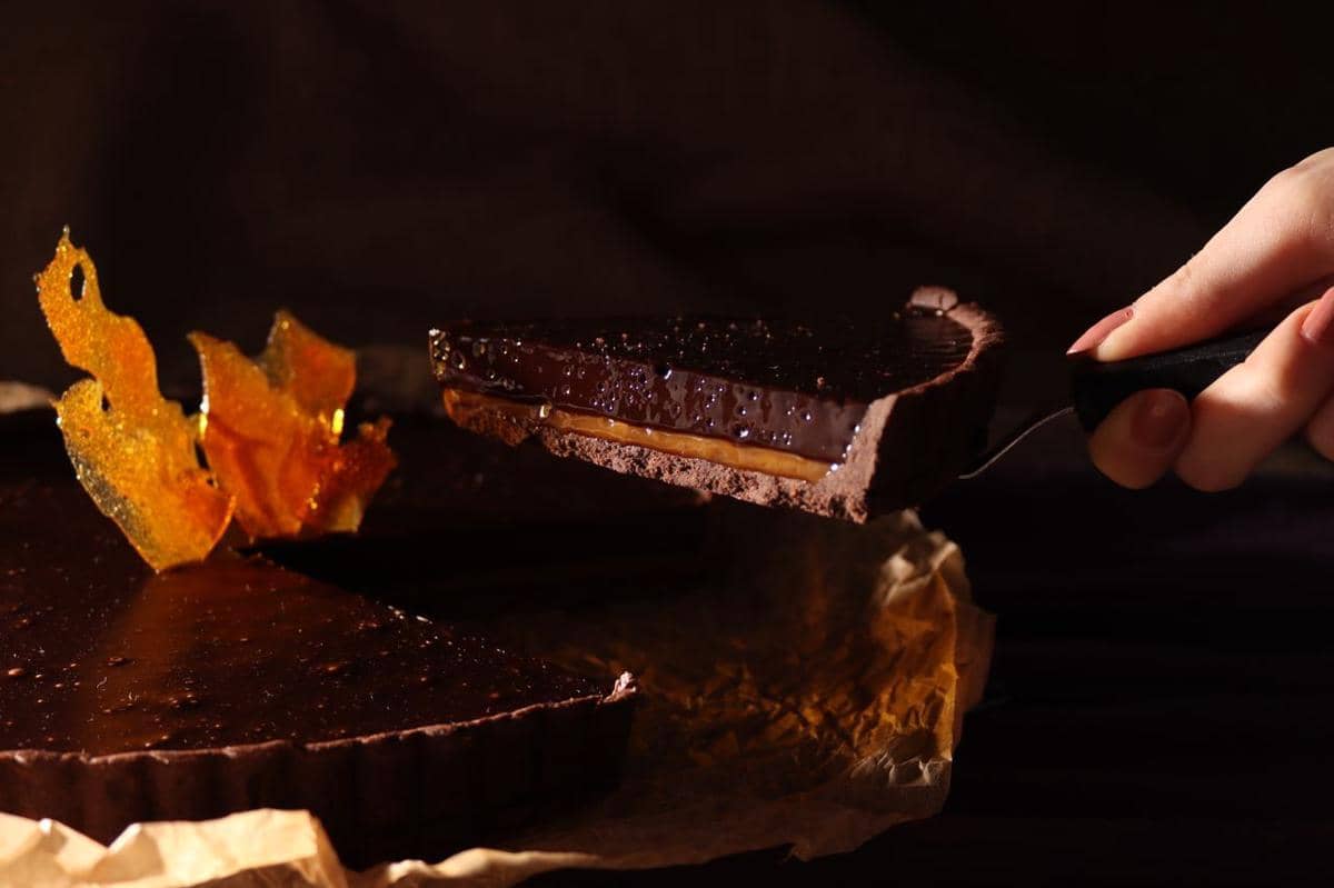 ilustrasi salted caramel chocolate tart