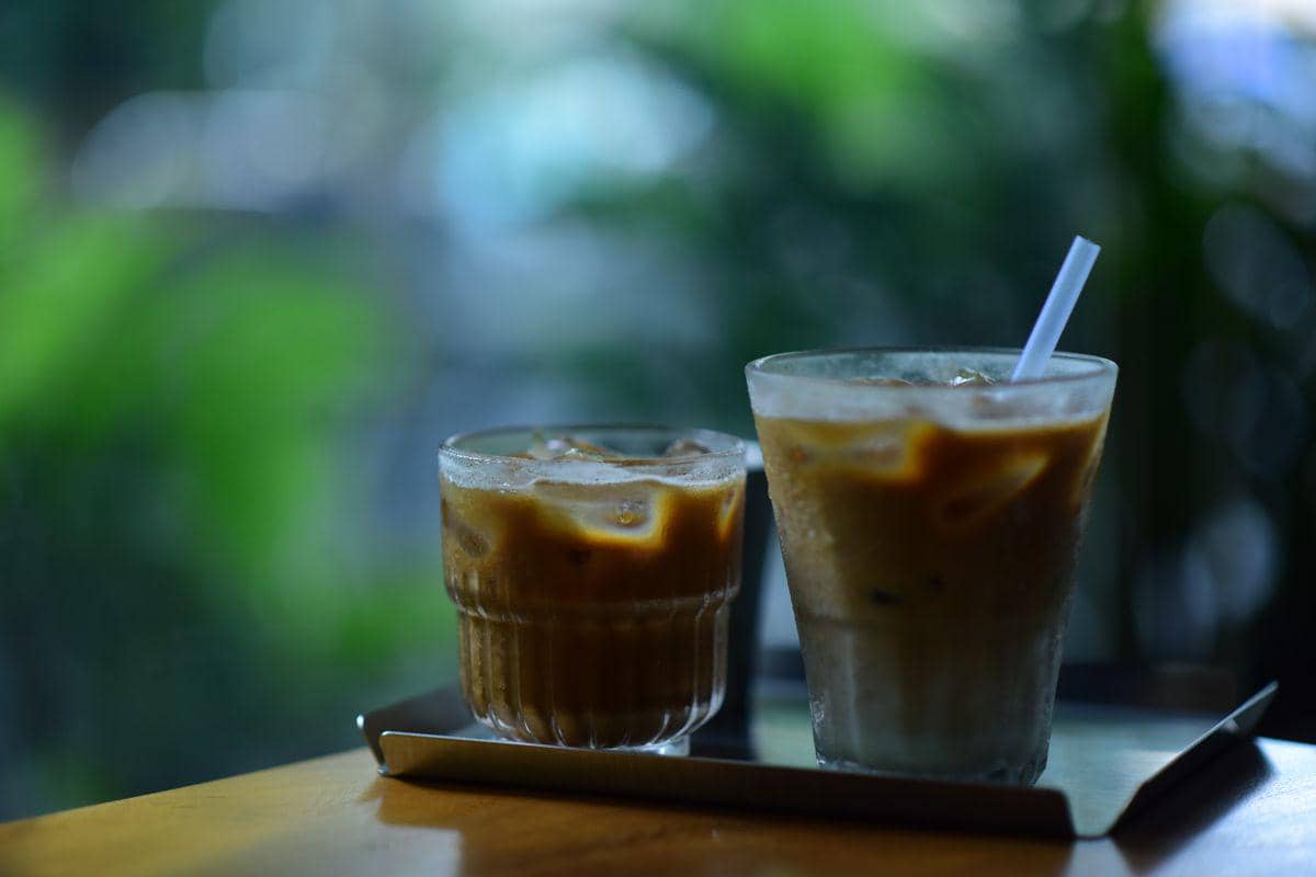 ilustrasi hojicha oat milk latte creamy